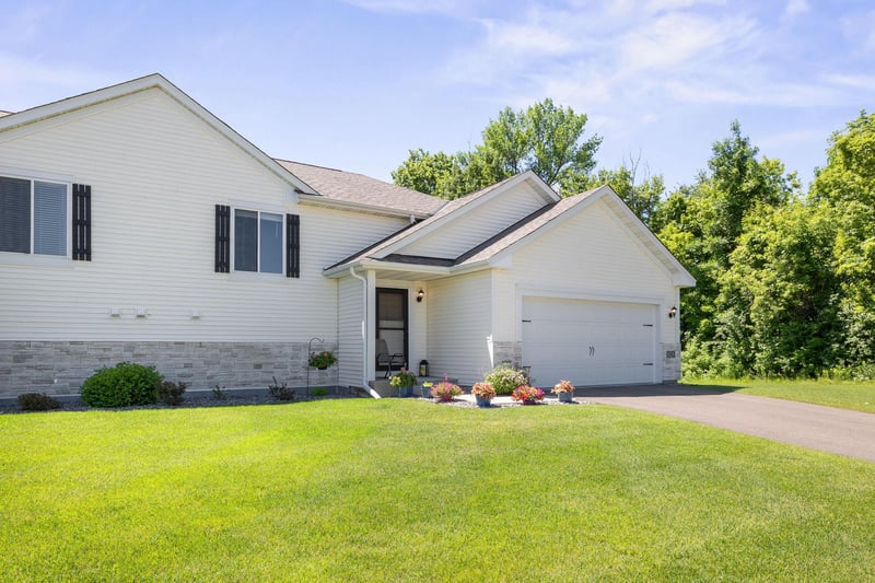 1042 White Tail Ln, Montrose, MN 55363