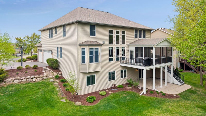 1800 Carriage Dr, Victoria, MN 55386