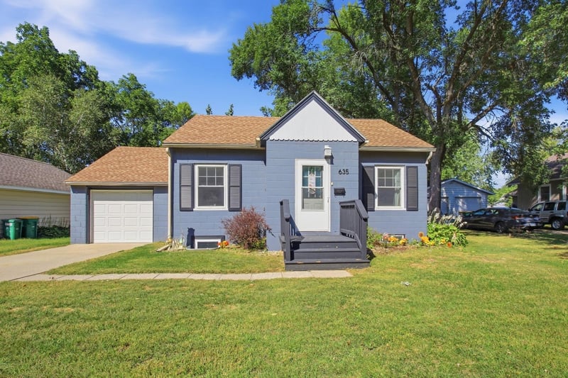 635 E 2nd St, Litchfield, MN 55355