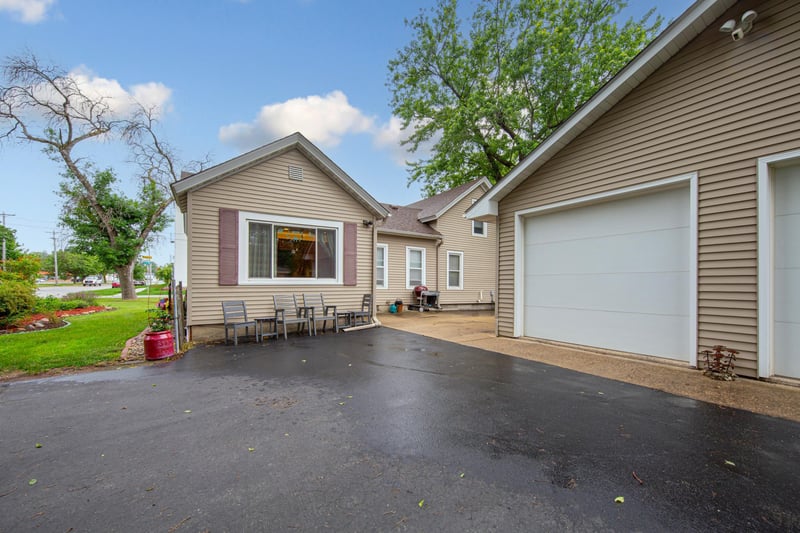 806 5th St NW, Faribault, MN 55021