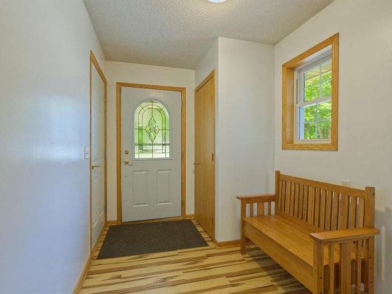 561 Kingsley St S, Winsted, MN 55395