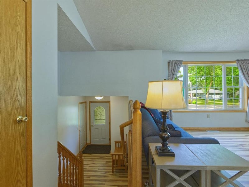 561 Kingsley St S, Winsted, MN 55395