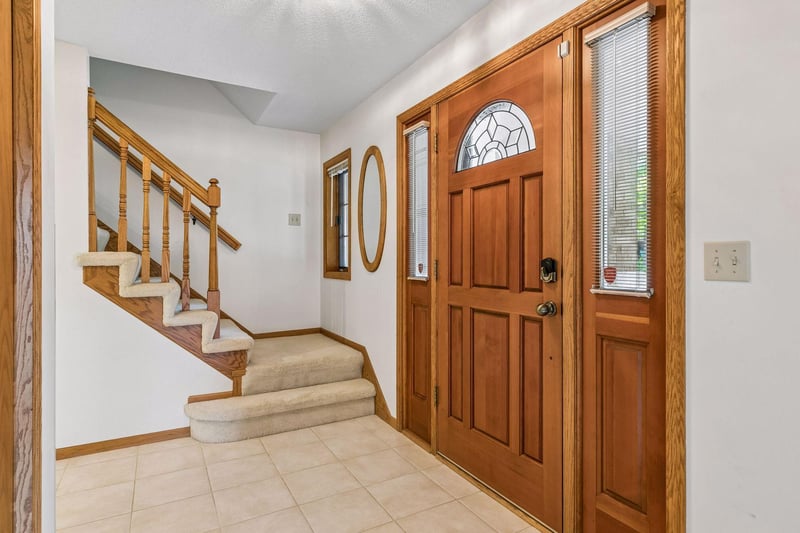 156 Red Oaks Dr, Vadnais Heights, MN 55127