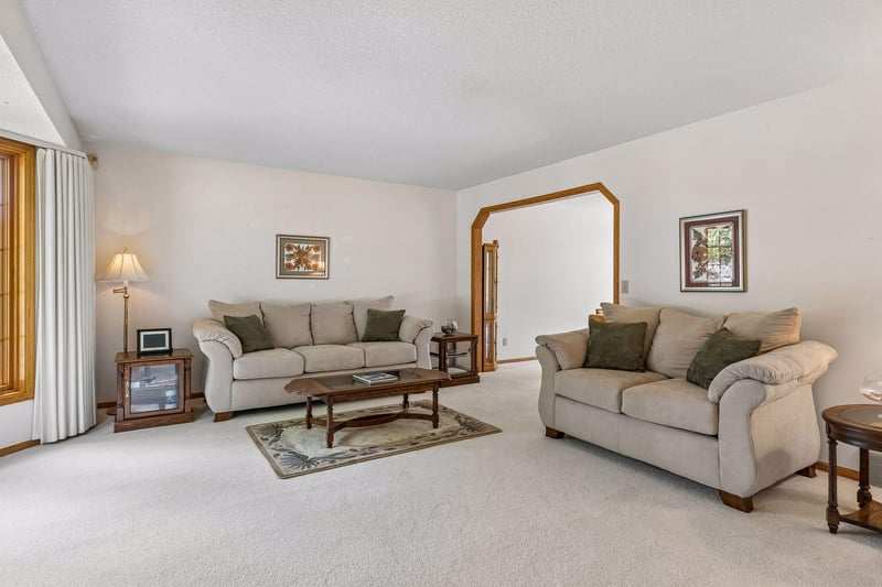 156 Red Oaks Dr, Vadnais Heights, MN 55127