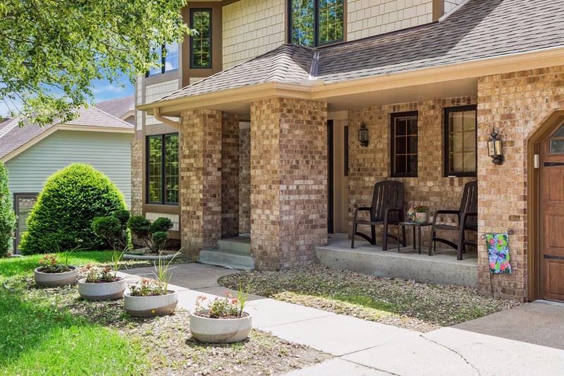 156 Red Oaks Dr, Vadnais Heights, MN 55127