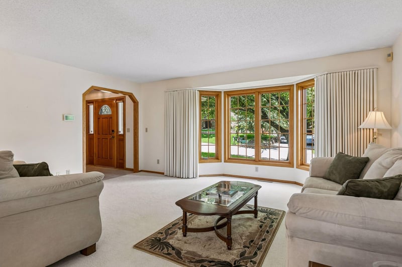 156 Red Oaks Dr, Vadnais Heights, MN 55127