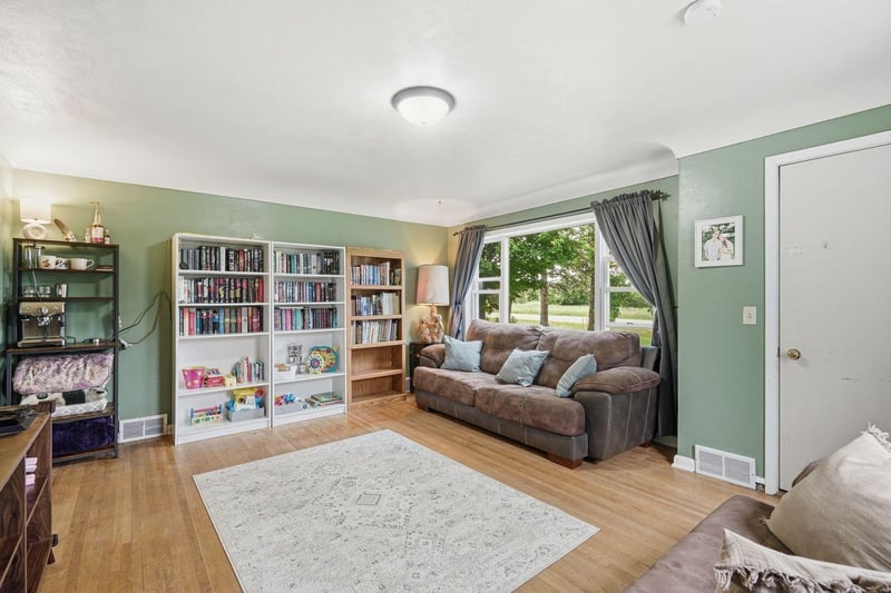 231 4th St, Holdingford, MN 56340
