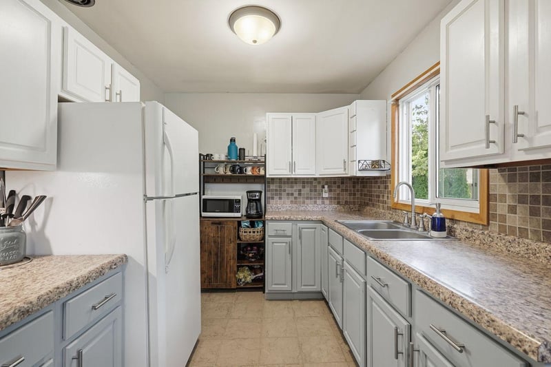 231 4th St, Holdingford, MN 56340