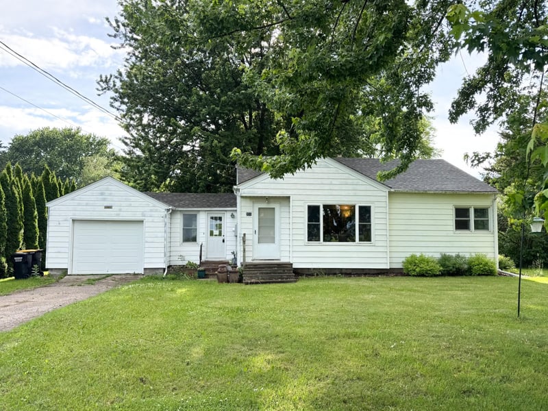 231 4th St, Holdingford, MN 56340