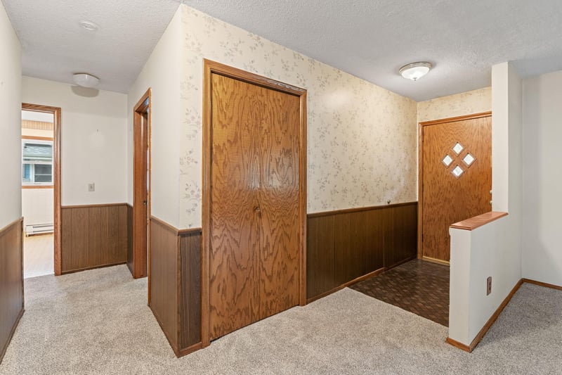 9 6th Ave NE, Osseo, MN 55369