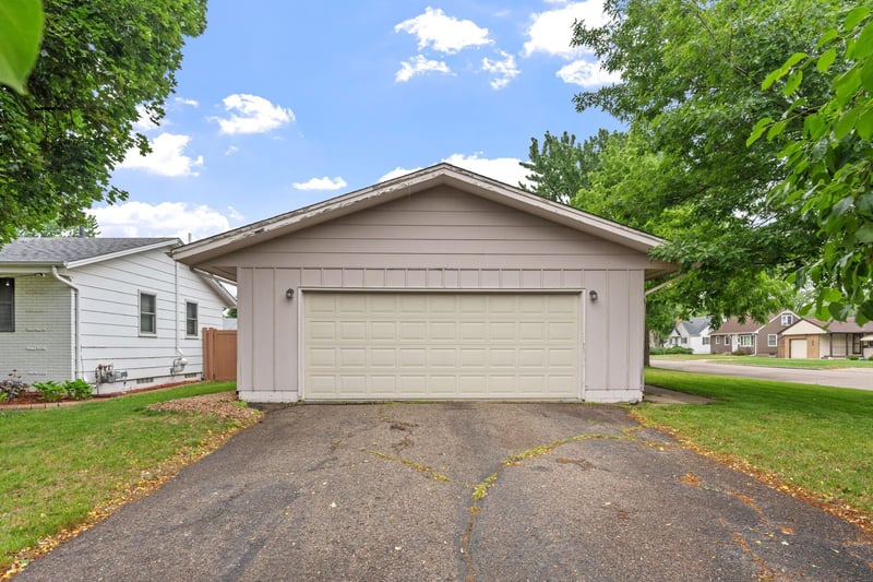 9 6th Ave NE, Osseo, MN 55369