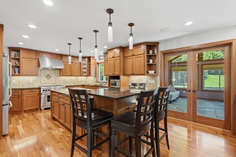 3730 Urbandale Ln N, Plymouth, MN 55446
