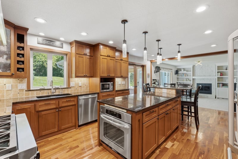 3730 Urbandale Ln N, Plymouth, MN 55446