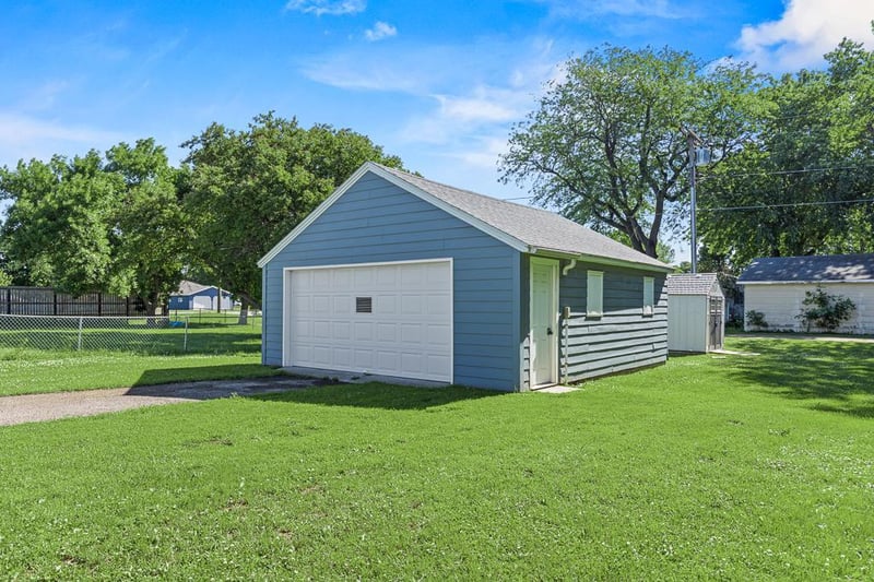 133 4th St, Dawson, MN 56232