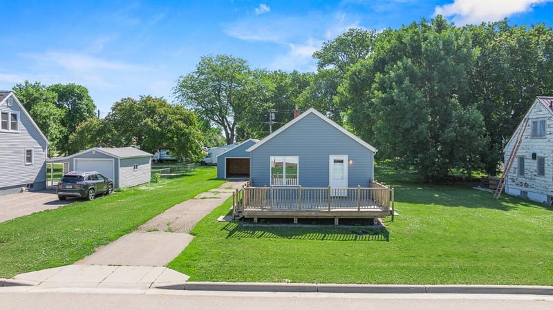 133 4th St, Dawson, MN 56232