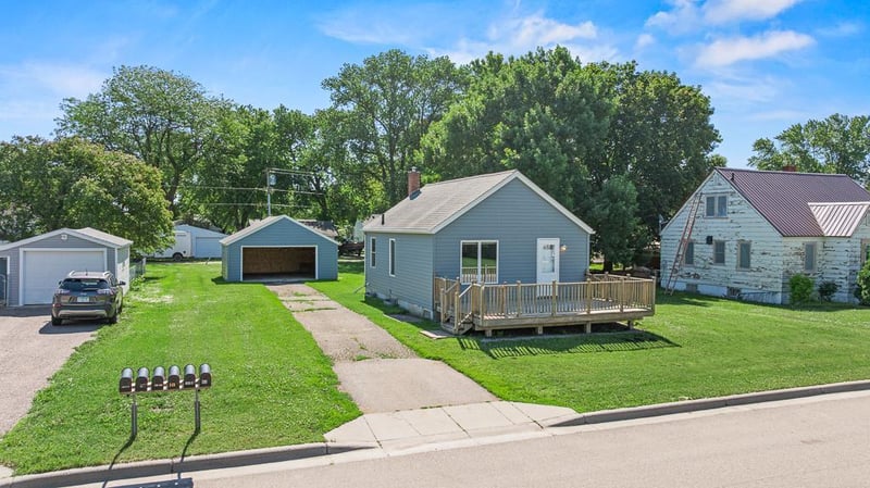 133 4th St, Dawson, MN 56232