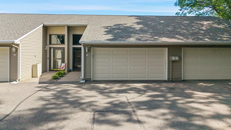 41 Round Lake Trl, Little Canada, MN 55117