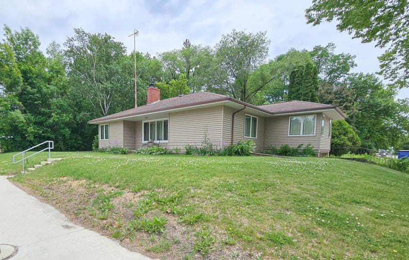 621 10th Ave, Clarkfield, MN 56223