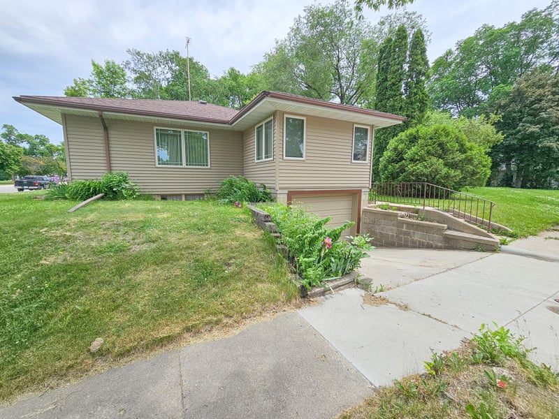 621 10th Ave, Clarkfield, MN 56223