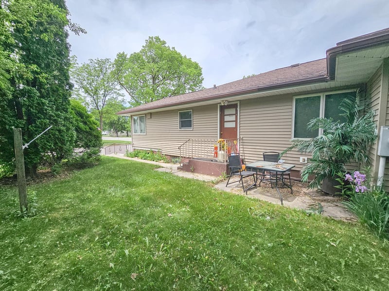 621 10th Ave, Clarkfield, MN 56223
