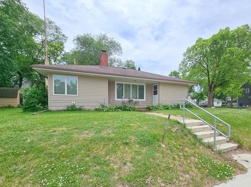 621 10th Ave, Clarkfield, MN 56223