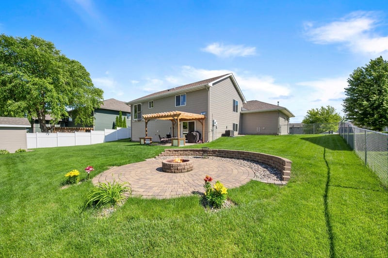 2575 Stony Creek Dr, Owatonna, MN 55060