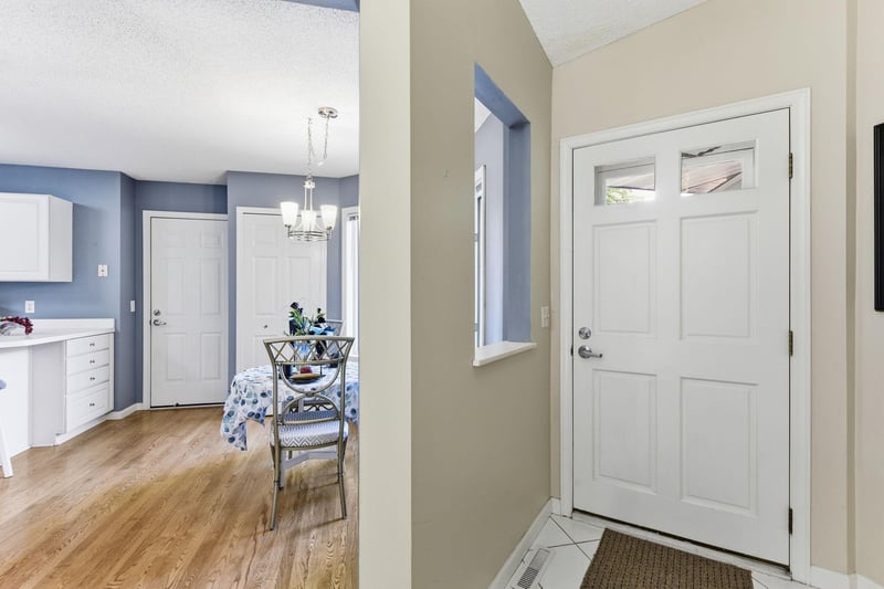 562 Deer Ridge Ln S, Maplewood, MN 55119