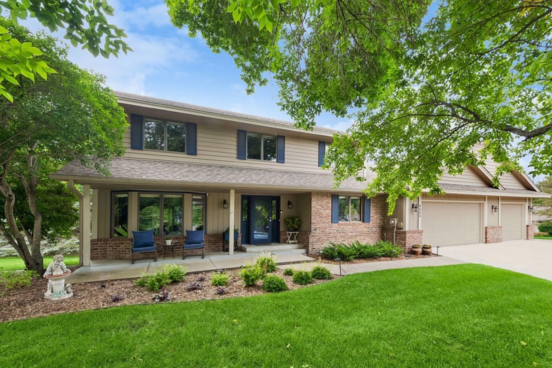 3205 Julian Dr, Chaska, MN 55318