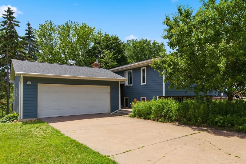 2744 Chisholm Ave, North Saint Paul, MN 55109