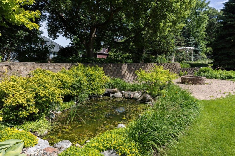 4708 Weston Hills Dr, Eagan, MN 55123