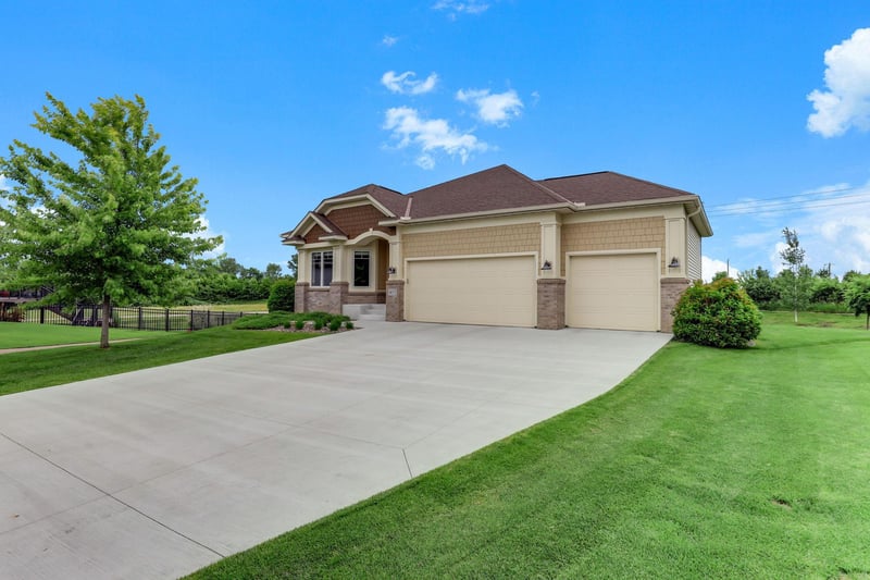 9937 Lower 8th St N, Lake Elmo, MN 55042
