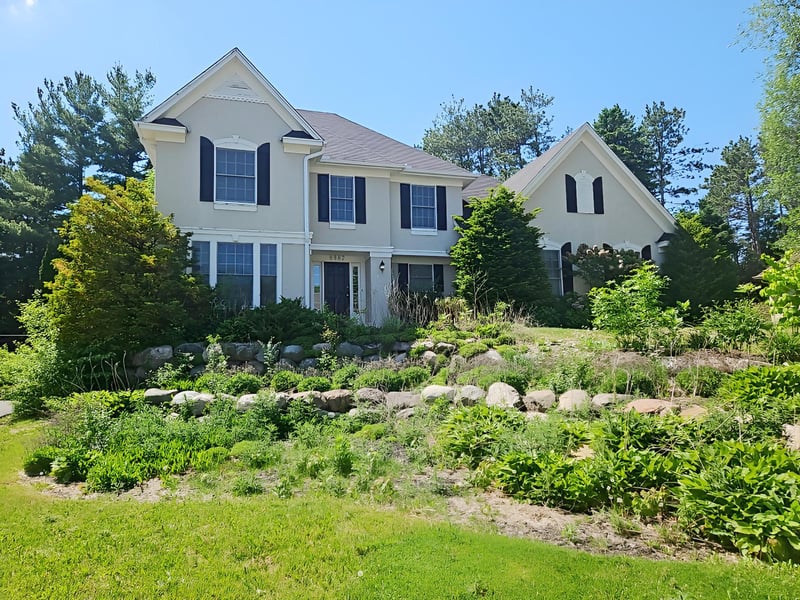 8982 Hunters Trl, Woodbury, MN 55125