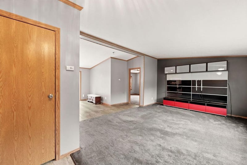2 Barker Dr, Duluth, MN 55808