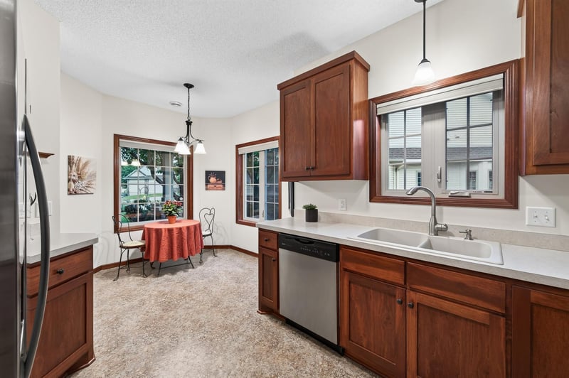 313 Summer Pl E, Maplewood, MN 55117