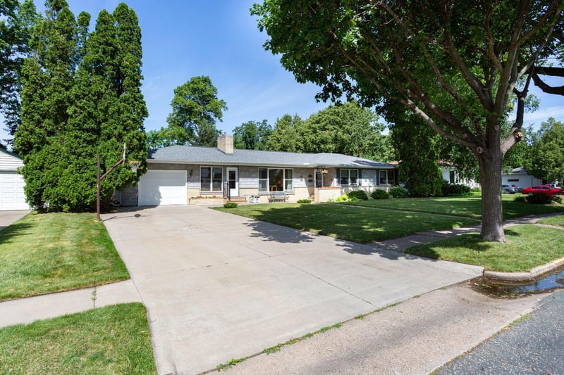 415 N 8th St, River Falls, WI 54022