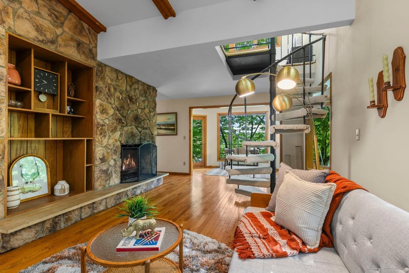 8000 Hill Trl N, Lake Elmo, MN 55042