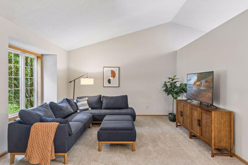 628 Eagle Ridge Rd, Woodbury, MN 55125