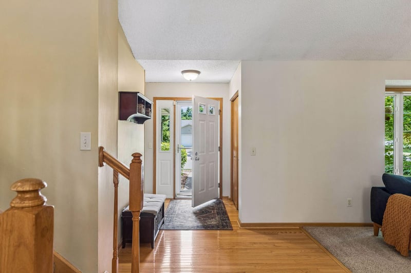 628 Eagle Ridge Rd, Woodbury, MN 55125