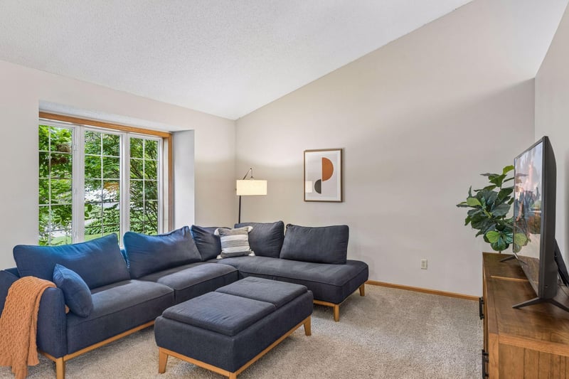 628 Eagle Ridge Rd, Woodbury, MN 55125