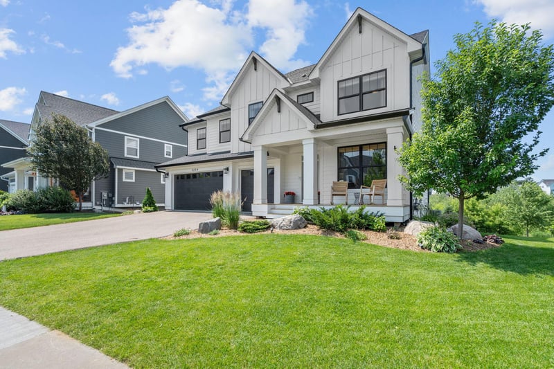 5054 Boulder Ln, Chaska, MN 55318