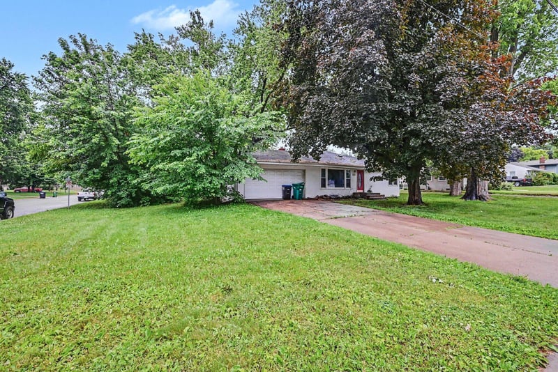 1708 Lydia Ave W, Roseville, MN 55113