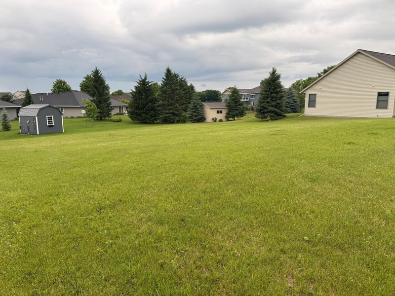636 W River Dr, New London, MN 56273