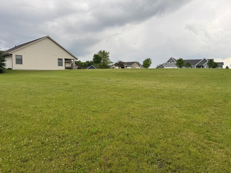 636 W River Dr, New London, MN 56273