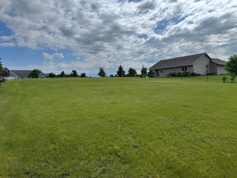 636 W River Dr, New London, MN 56273