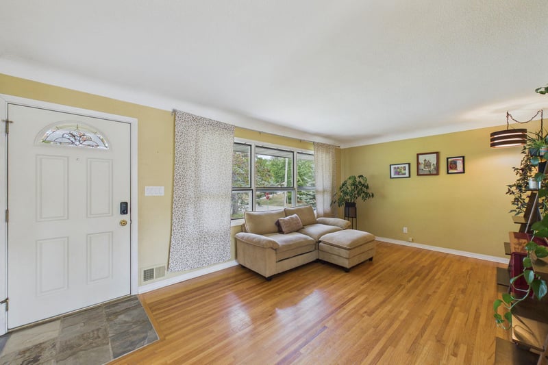 2874 Virginia Ave, Roseville, MN 55113