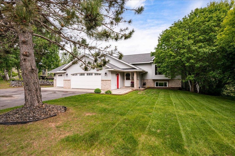4909 Whitetail Dr, Hermantown, MN 55811