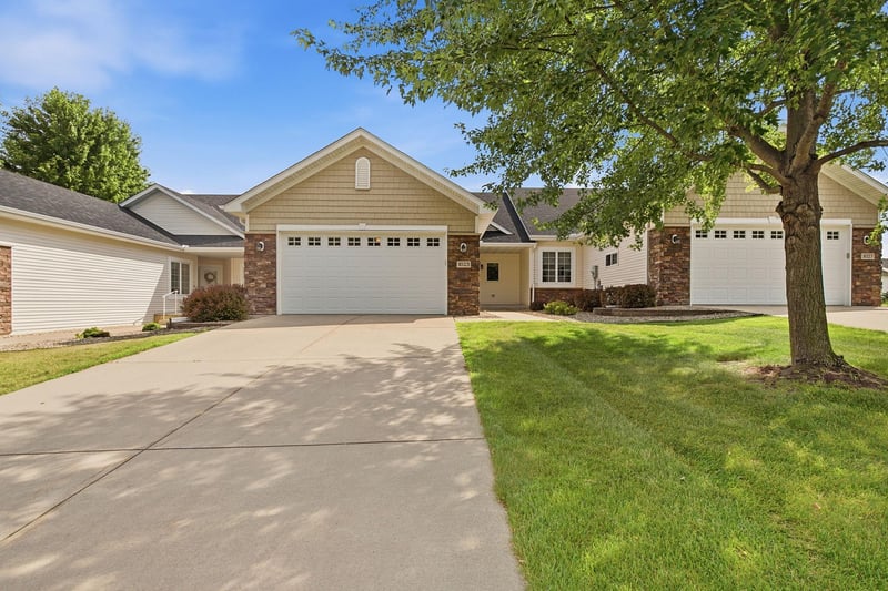 1023 Woodland Dr, Hastings, MN 55033