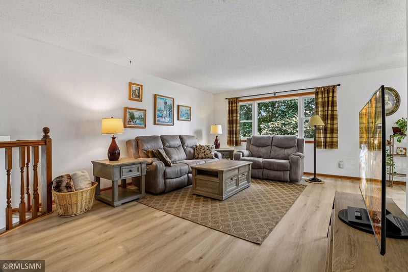 1016 Bluff Pointe Dr, Chaska, MN 55318