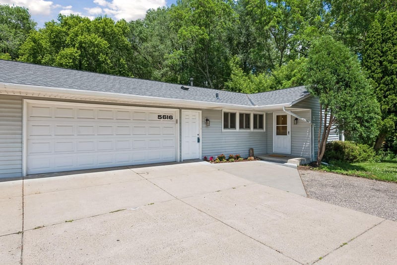 5616 W 78th St, Edina, MN 55439
