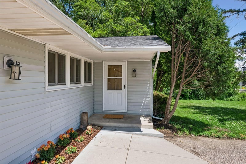 5616 W 78th St, Edina, MN 55439